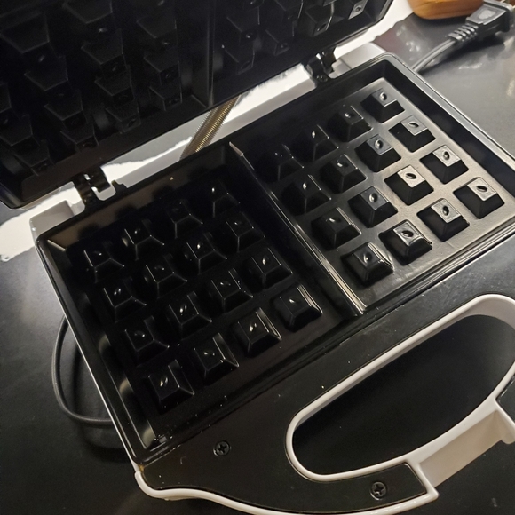 Small compact, waffle maker Like NEW -instruction booklet included - Picture 3 of 4